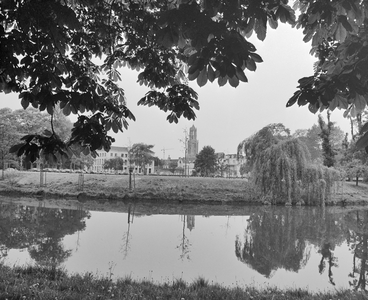 882600 Gezicht over de Stadsbuitengracht op het Lepelenburg te Utrecht, waar op 7 maart 1979 concertzaal Tivoli ...